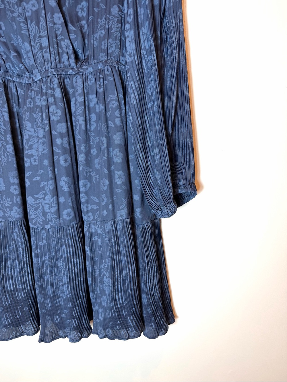 Current Air Blue Floral Pleated V-Neck Smocked Dress Size L - Picture 3 of 11